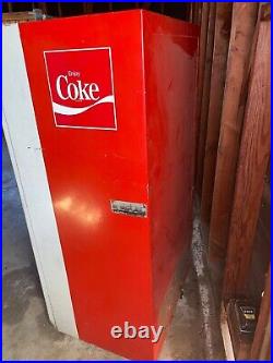 1970's era vintage coke machine. Good condition. Includes key. Must pickup