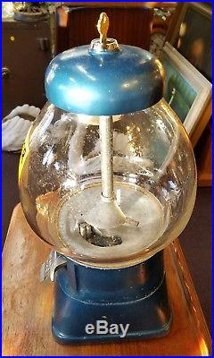 VINTAGE 1940's 5 CENT REAL REGAL GUMBALL MACHINE Nice Condition! Withkey