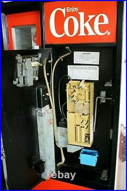 VINTAGE 1964 CAVALIER USS-8-64 Coca Cola MACHINE. COKE. Good working condition