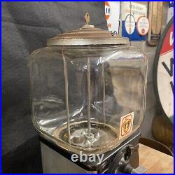 Vintage 10 cents glass globe working gumball machine with key