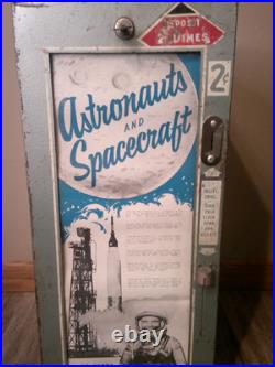 Vintage Astronaut cards tabletop vending machine 2 cents each with key & instruct