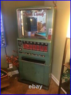 Vintage Candy bar and gum machine (Circa 1960)