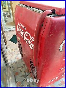 Vintage Coca-Cola/7-Up Machine