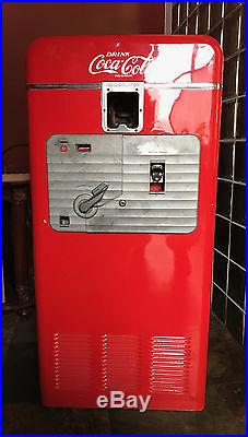 Vintage Coca Cola Vendorlator Vending Machine (Model 27A) Still works