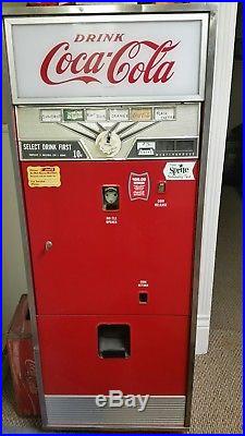 Vintage Coke machine. Soda pop. Good working condition withkey & metal coin mech