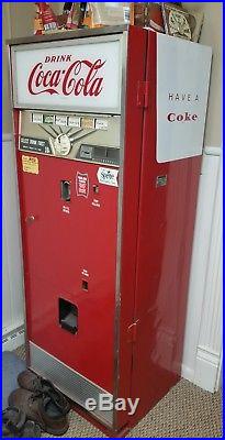 Vintage Coke machine. Soda pop. Good working condition withkey & metal coin mech