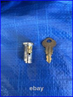 Vintage Northwestern Vending 5 Cent Gumball Bubble Gum Machine TESTED W Key