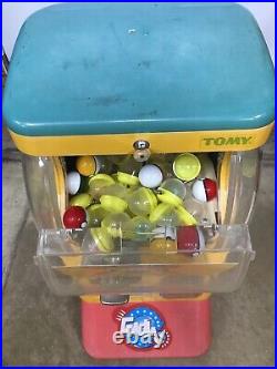 Vintage TOMY Yujin Gatcha Gashapon Vending Machine with Pokemon Capsules Foot Cap