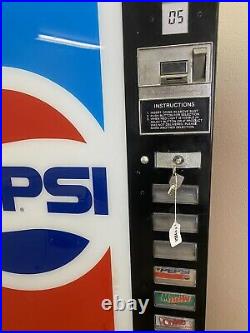 Vintage pepsi vending machine. Well Functioning Pepsi Vending Machine With Key