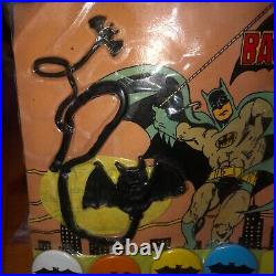 WOW vintage 1960/70 vending machine Batman pins ring and bats Uber RARE
