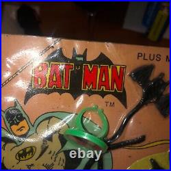 WOW vintage 1960/70 vending machine Batman pins ring and bats Uber RARE
